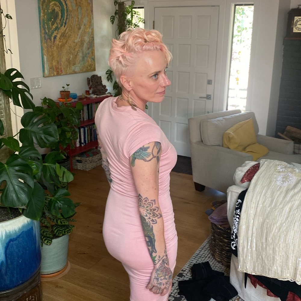 Pink long v neck dress. - Picture 5 of 8
